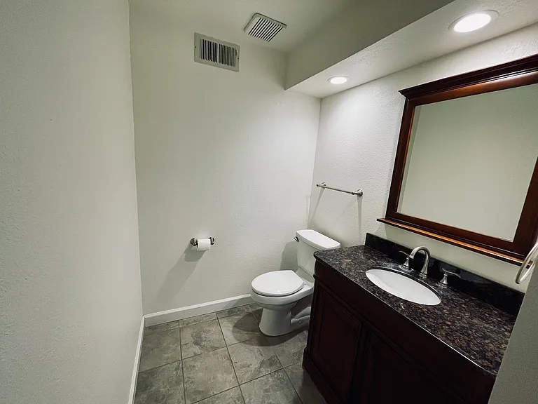 2 Greenbrier Ct — Photo 28