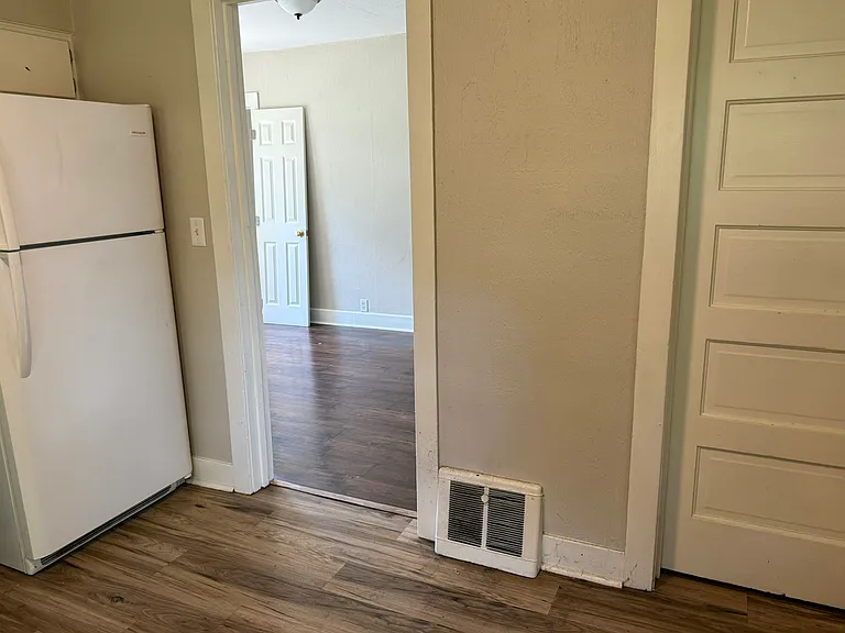 924 Hall St — Photo 9