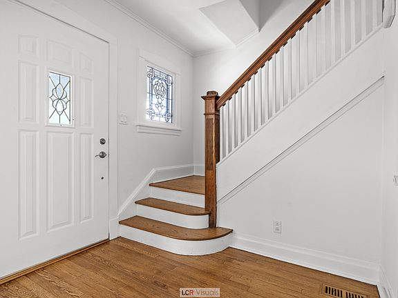 2nd image of 700 S Oak Park Ave