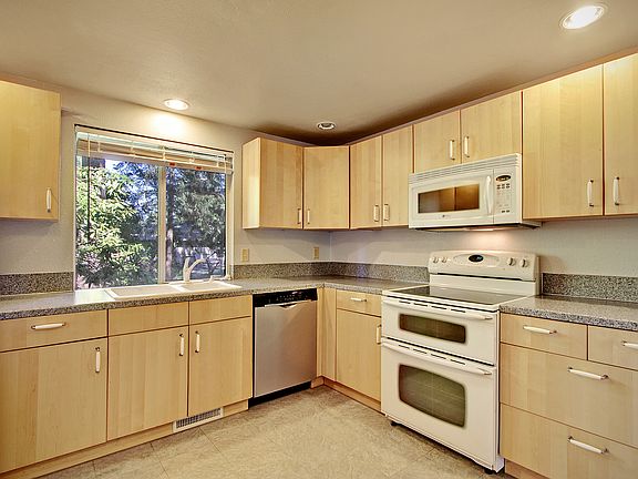 3rd image of 3512 Francis Dr SE