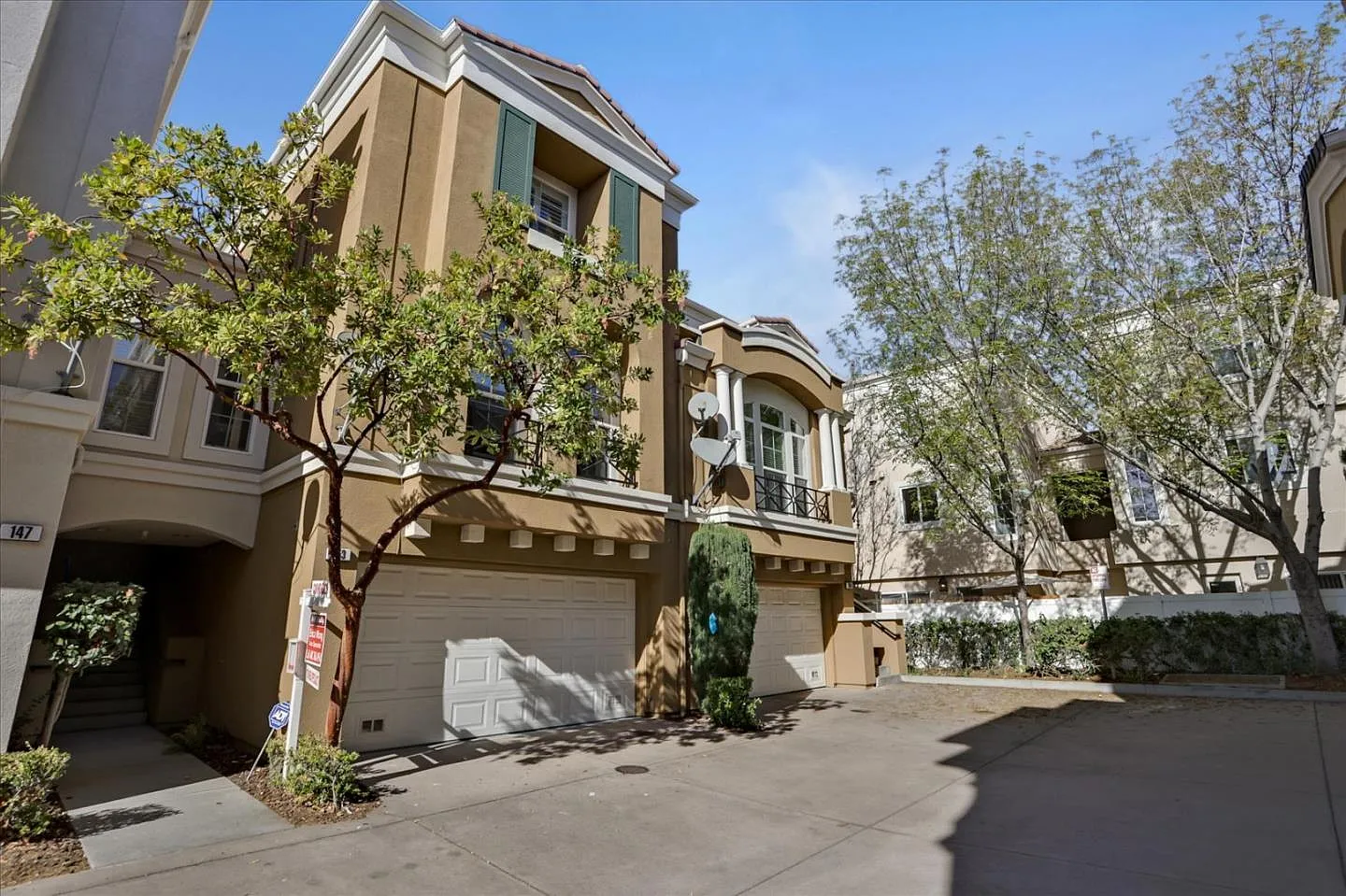 3 bed, 3.5 bath, 1404 sqft, $4,050 — Photo 1