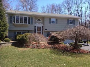 30 Woodlake Dr, Thiells, NY 10984