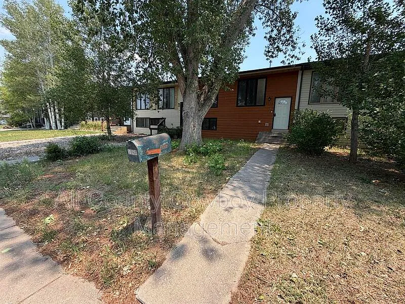 4 bed, 2.0 bath, 1920 sqft, $450 — Photo 2