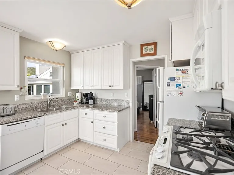 670 Thalia St — Photo 7