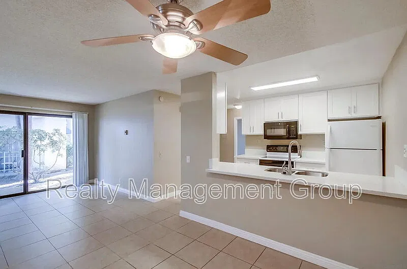 2 bed, 2.0 bath, 866 sqft, $2,950 — Photo 2
