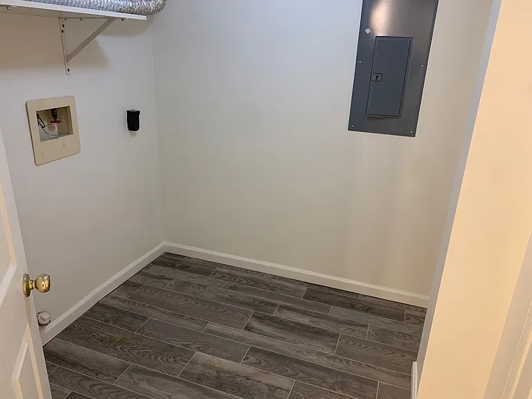 260 W 2nd St — Photo 15