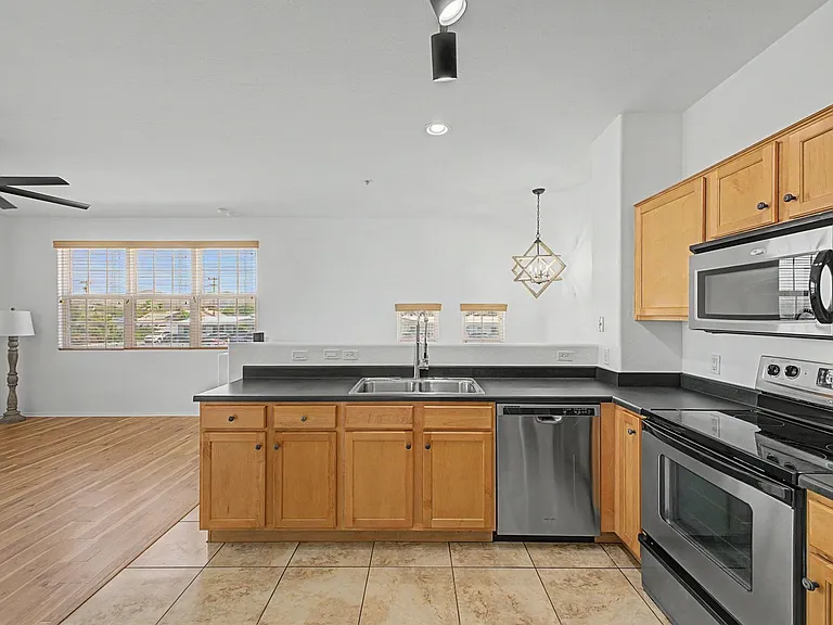 2233 E Huntington Dr — Photo 9
