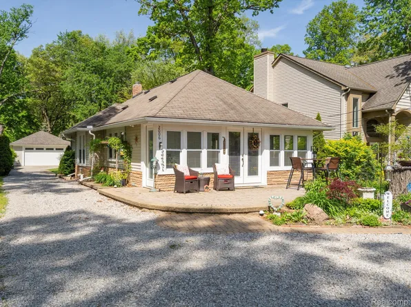 2006 Alpha St, Commerce Township, MI 48382