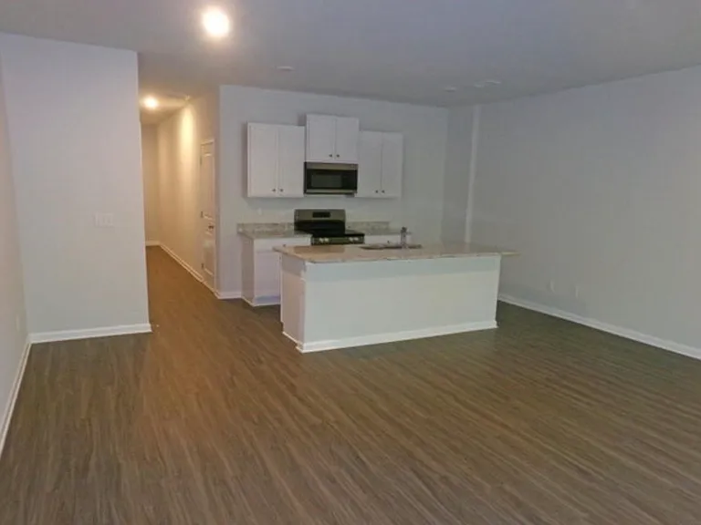 410 Oakwood Dr NW — Photo 2