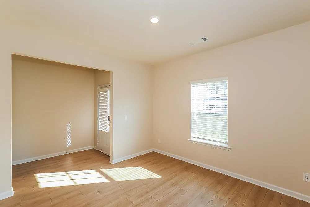 4 bed, 2.5 bath, 2231 sqft, $2,300 — Photo 4