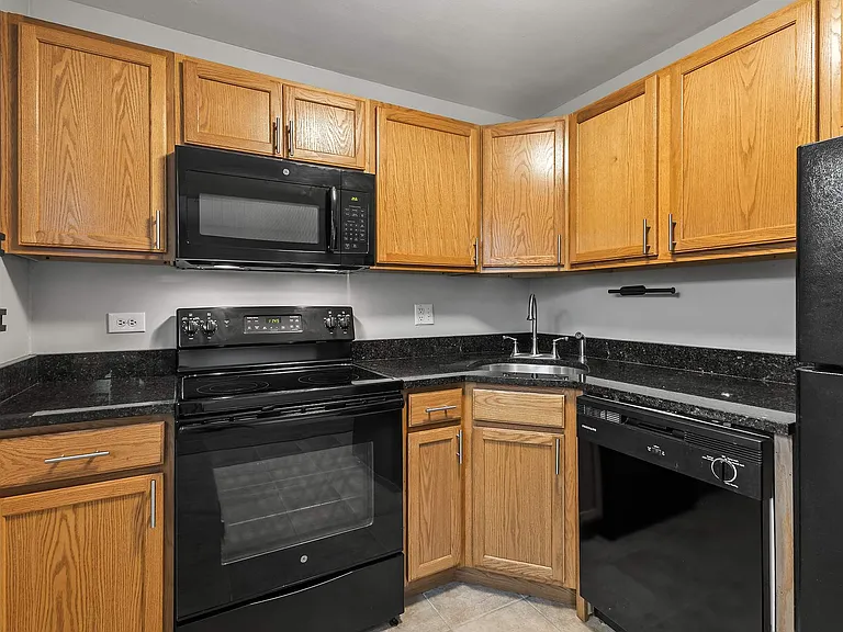 1333 N York St — Photo 32