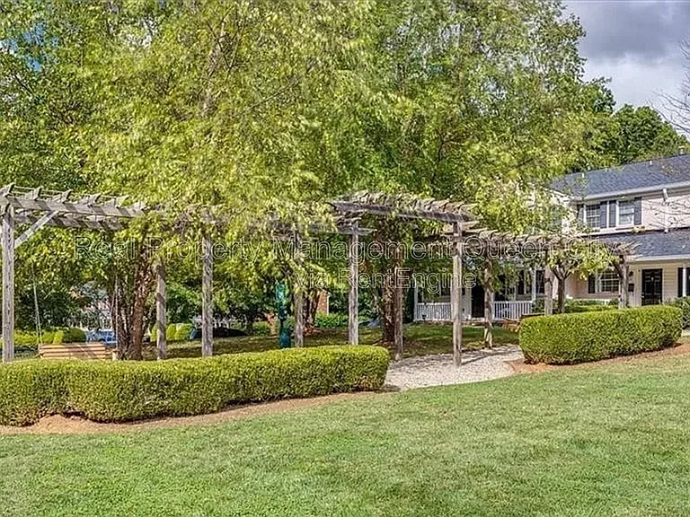 1224 Green Oaks Ln #B — Photo 9