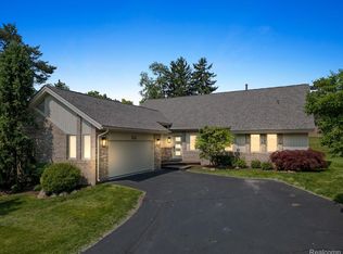 6420 Apple Grove Ln, Bloomfield, MI 48301