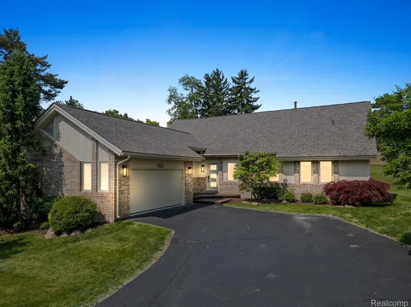 6420 Apple Grove Ln, Bloomfield, MI 48301