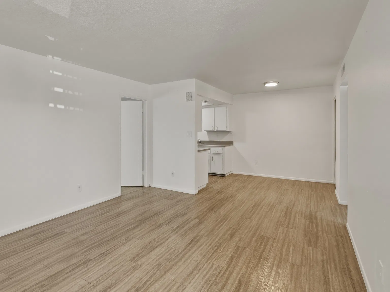 2 Bed, 2 Bath Apartment in North Phoenix Washer/Dryer In-Unit, Walk-In Closet, Two Full Baths — Photo 2