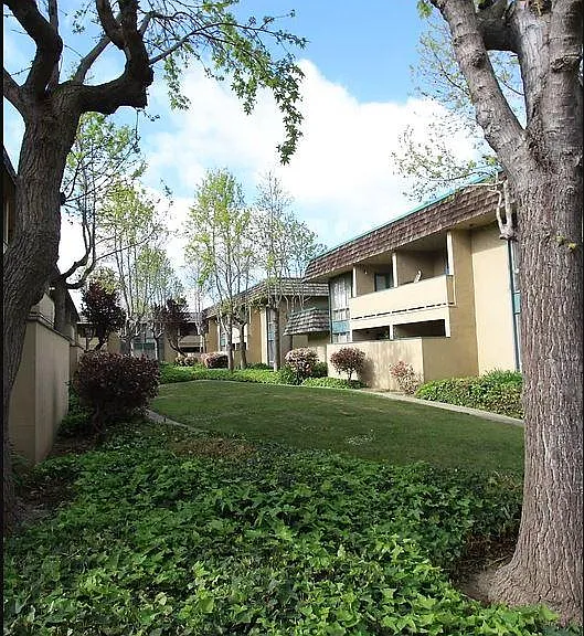 Suburbian Gardens — Photo 18