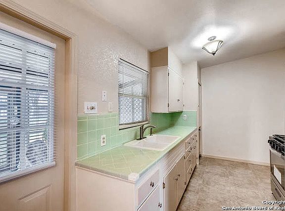 5th image of 515 Radiance Ave
