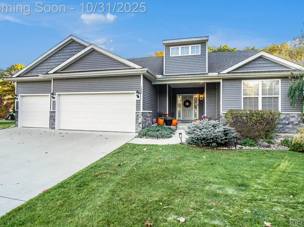 1400 Oakcrest Rd, Howell, MI 48843