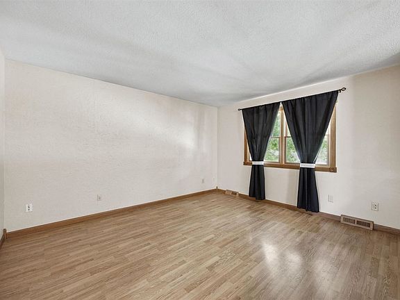 3rd image of 40 Bayberry Ln