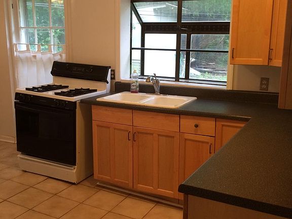 2nd image of 918 W 78th St