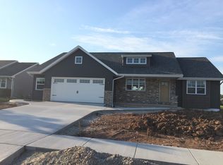 755 S Melcorn Cir, De Pere, WI 54115