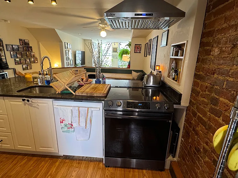 Recently renovated kitchen, new appliances as of 2022