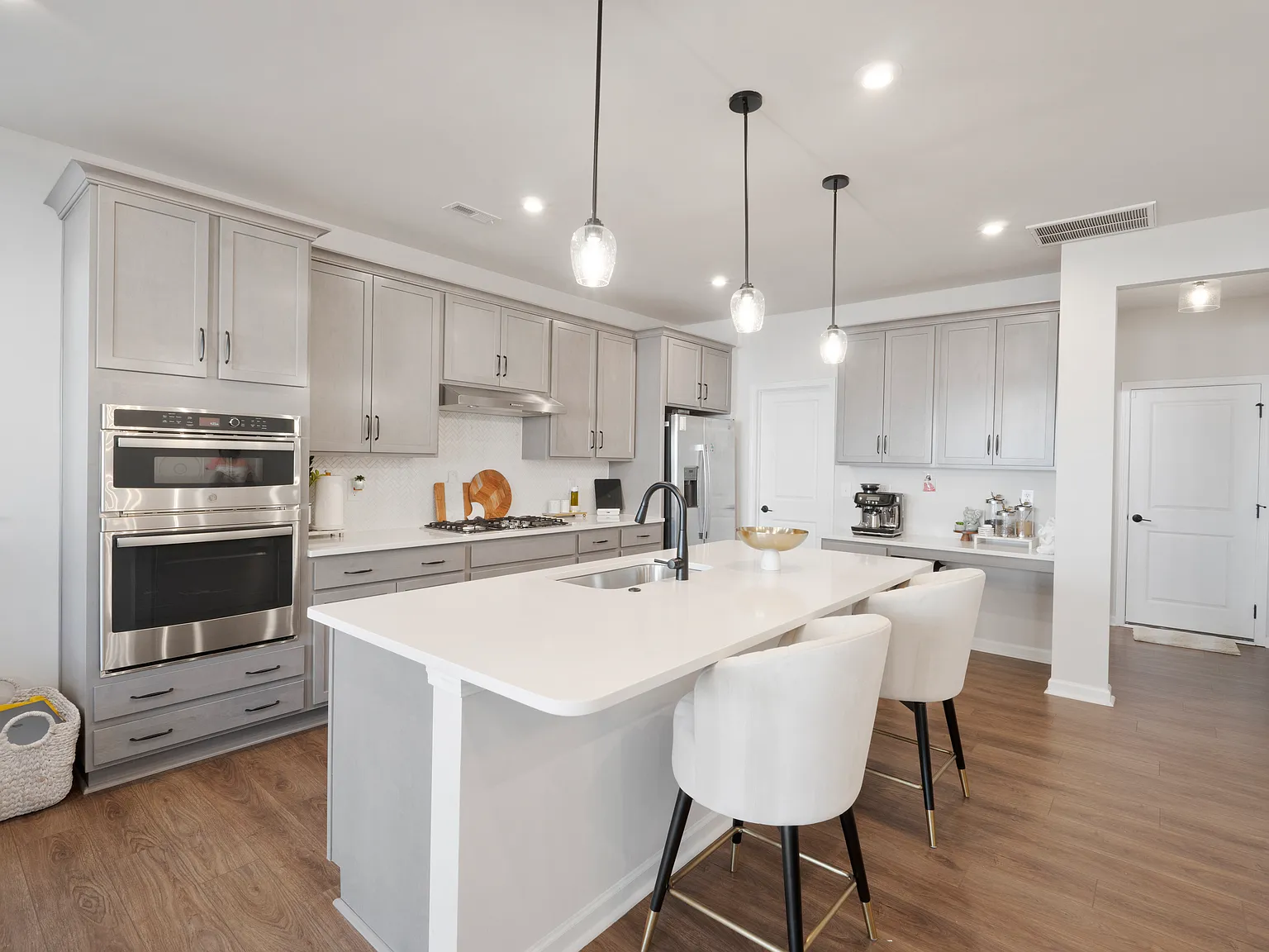 4 bed, 2.5 bath, 2023 sqft, $2,795 — Photo 4
