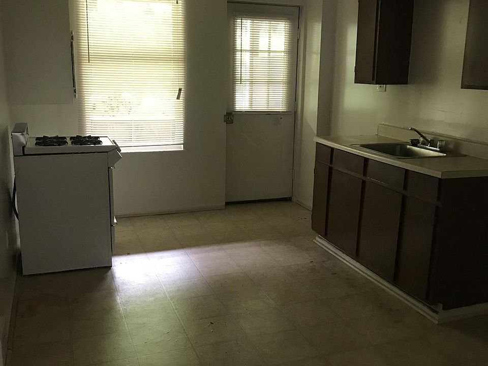 Large Eat-in-kitchen