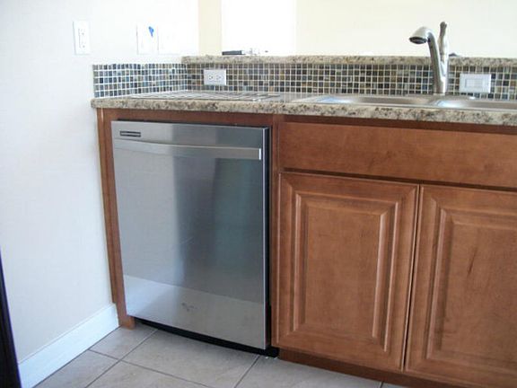 5th image of 1549 S Commercial St APT 18