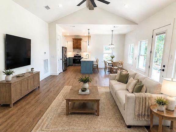 4th image of 305 Vantage Cir