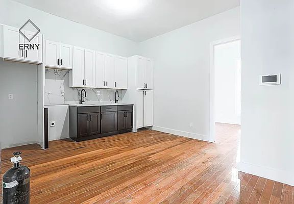 2nd image of 536 Willoughby Ave #1