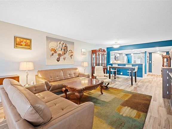 5th image of 575 Oaks Lane #406