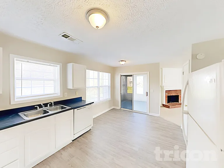 936 Edgewood Ln — Photo 11