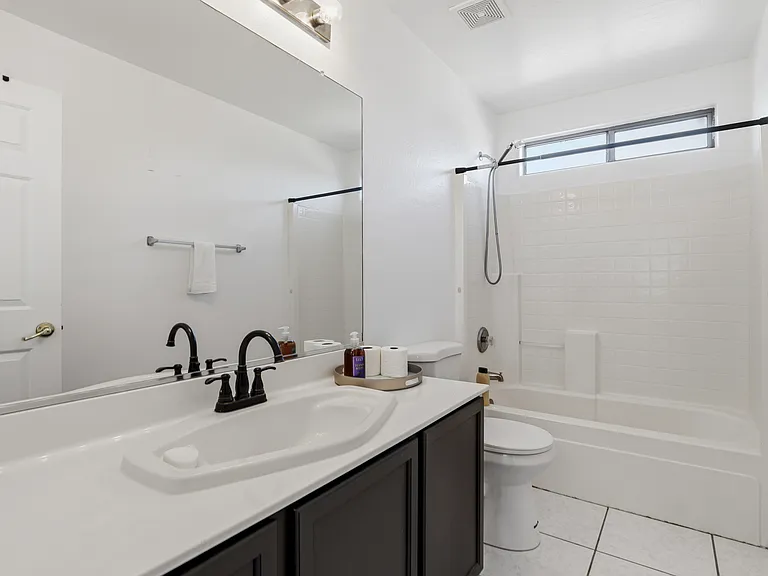 220 W Beechnut Pl — Photo 7