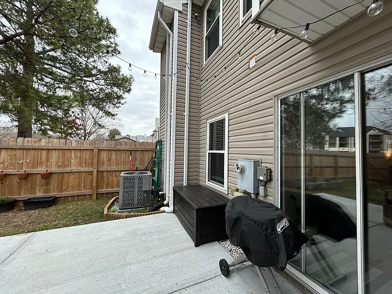 1318 Damyien Arch — Photo 26