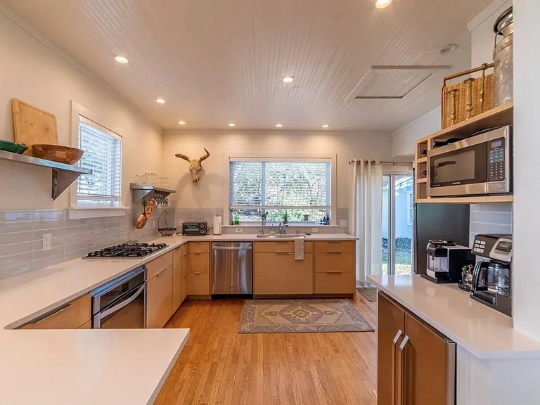 1503 Newton St — Photo 1