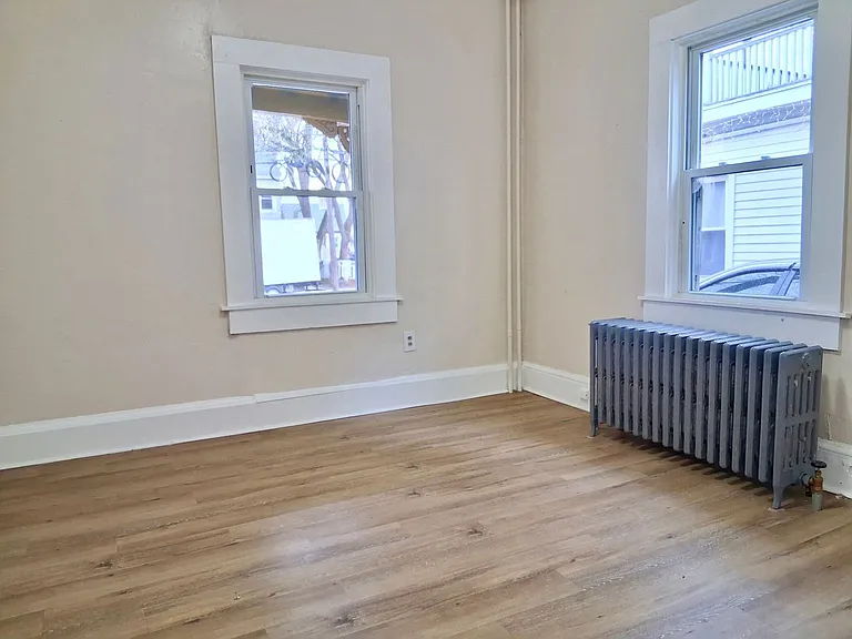 325 N laurel St — Photo 9