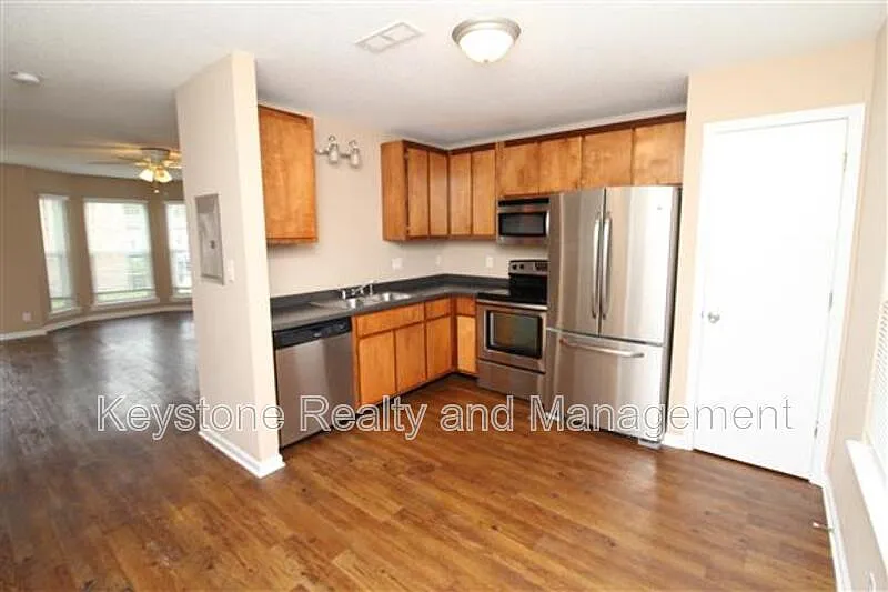 2 bed, 1.5 bath, 1050 sqft, $975 — Photo 3