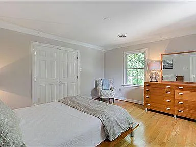 5 bed, 4558 sqft, $4,800 — Photo 2