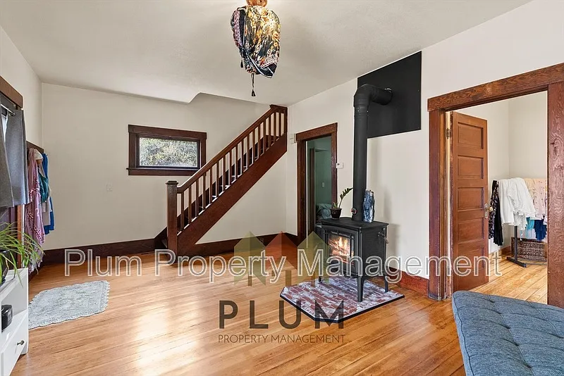 Building Photo - 208 Cedar St