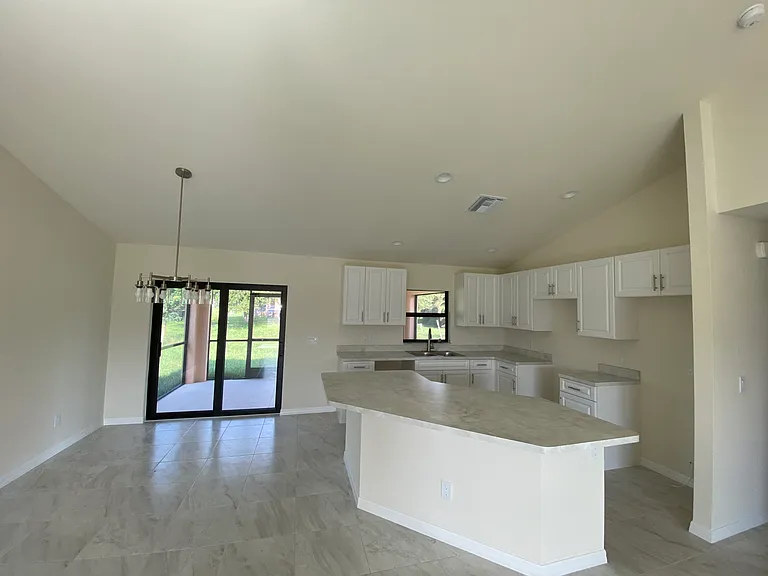 1318 NE 2nd Ave — Photo 8