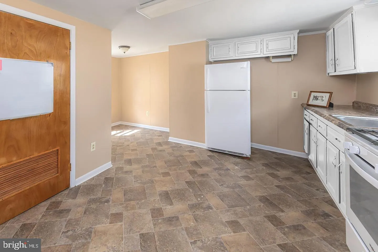 2 bed, 1.0 bath, 1200 sqft, $1,900 — Photo 3