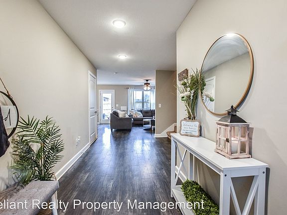 3rd image of 1822 Camelot Dr