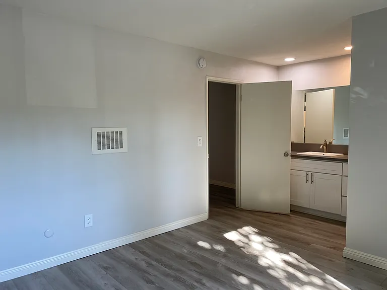 441 W Burchett St — Photo 24