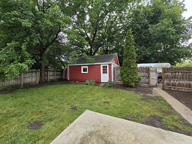216 Robert Ave — Photo 4