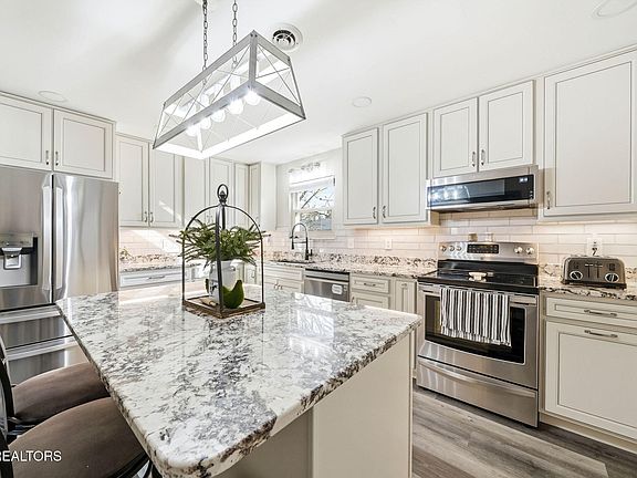 4th image of 2012 Canby Hills Rd