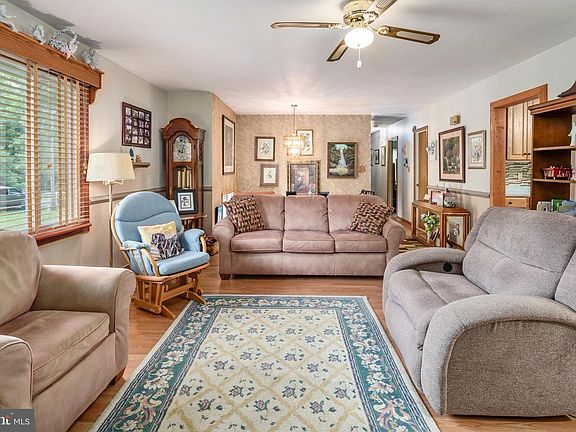 4th image of 20 Turner Dr