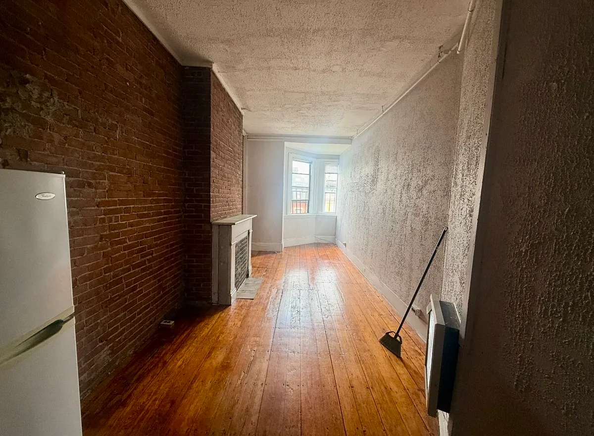 Photo 1 of 7 - 112 Marlborough St #4A - Boston, MA Primary Photo - 112 Marlborough St #4A
