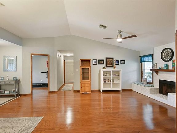 5th image of 618 Sherwood Oaks Cir