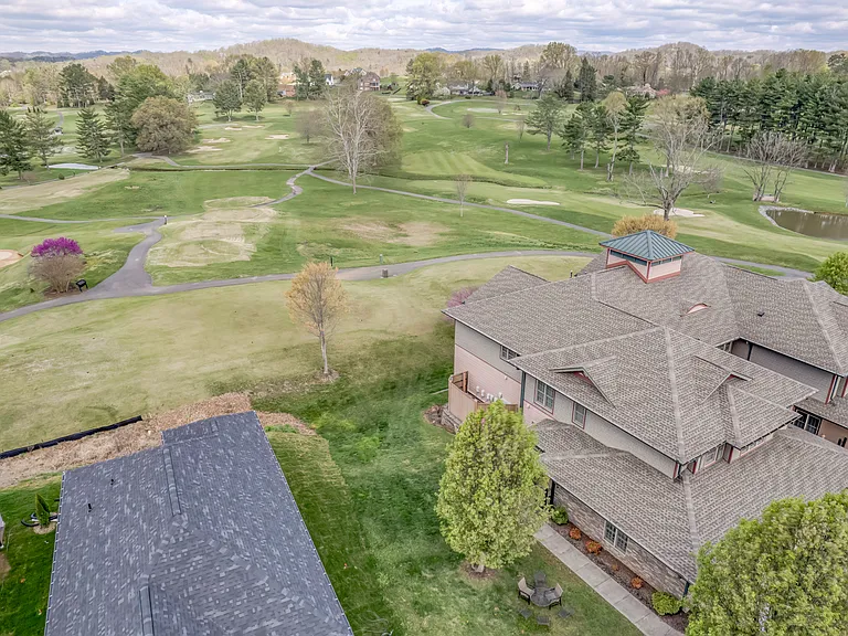 221 Monroe Dr — Photo 35